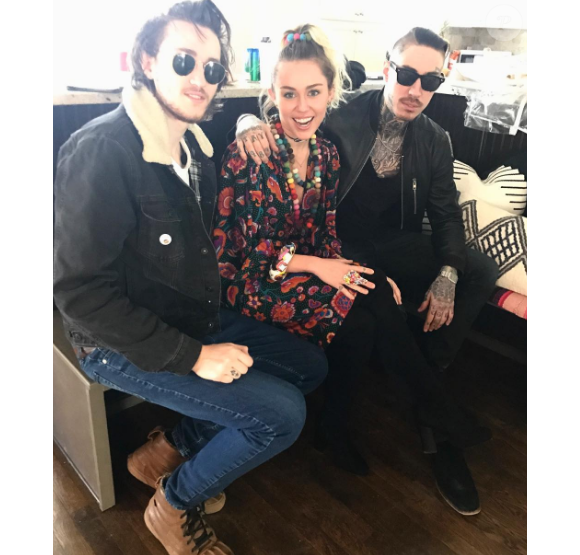 Miley Cyrus passe le week-end en famille à Nashville. Elle pose avec ses frères Braison et Trace - Photo publiée sur Instagram le 18 février 2017