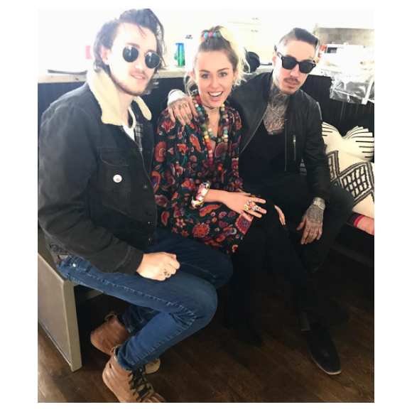 Miley Cyrus passe le week-end en famille à Nashville. Elle pose avec ses frères Braison et Trace - Photo publiée sur Instagram le 18 février 2017