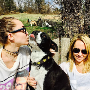 Miley Cyrus passe le week-end en famille à Nashville. Elle pose avec sa mère Tish - Photo publiée sur Instagram le 18 février 2017