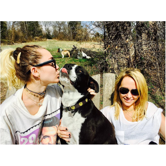 Miley Cyrus passe le week-end en famille à Nashville. Elle pose avec sa mère Tish - Photo publiée sur Instagram le 18 février 2017