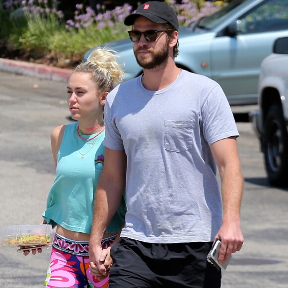 Exclusif - Miley Cyrus et son compagnon Liam Hemsworth sont allés déjeuner en amoureux à Los Angeles, le 26 août 2016