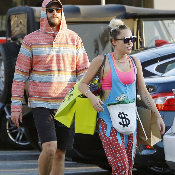 Exclusif - Miley Cyrus fait du shopping avec son compagnon Liam Hemsworth et des amis, elle a offert des sweat shirts à Liam et à ses amis à Malibu le 21 août 2016.