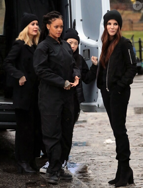 Sandra Bullock, Rihanna, Sarah Paulson et Awkwafina sur le tournage du film 'Ocean's Eight' un jour de pluie à Central Park à New York, le 24 janvier 2017