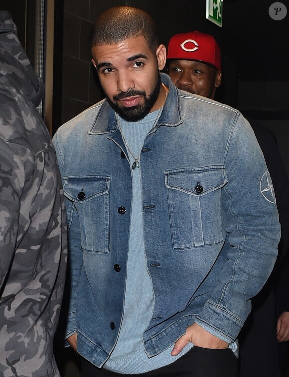 Exclusif - Le chanteur Drake sort du restaurant Novikov à Londres où il a dîné avec un groupe d'amis à Londres le 14 février 2017.