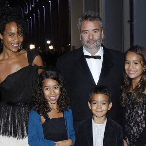 Luc Besson, sa femme Virginie Silla, leurs filles Thalia et Sateen et leur fils Mao à Saint Denis le 21 septembre 2012.