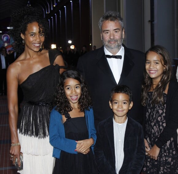 Luc Besson, sa femme Virginie Silla, leurs filles Thalia et Sateen et leur fils Mao à Saint Denis le 21 septembre 2012.