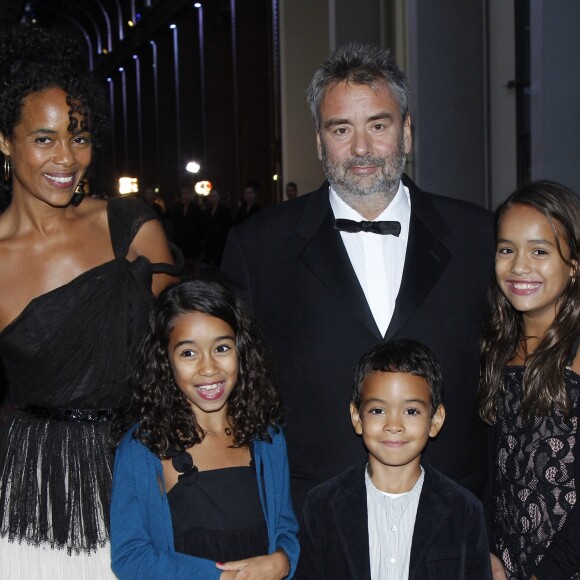 Luc Besson, sa femme Virginie Silla, leurs filles Thalia et Sateen et leur fils Mao à Saint Denis le 21 septembre 2012.