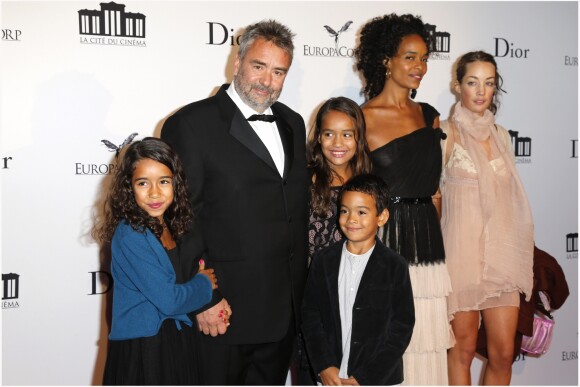 Luc Besson, sa fille Juliette, sa femme Virginie Silla, leurs filles Thalia et Sateen et leur fils Mao à Saint Denis, en France, le 21 septembre 2012