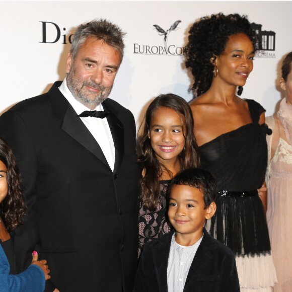 Luc Besson, sa fille Juliette, sa femme Virginie Silla, leurs filles Thalia et Sateen et leur fils Mao à Saint Denis, en France, le 21 septembre 2012