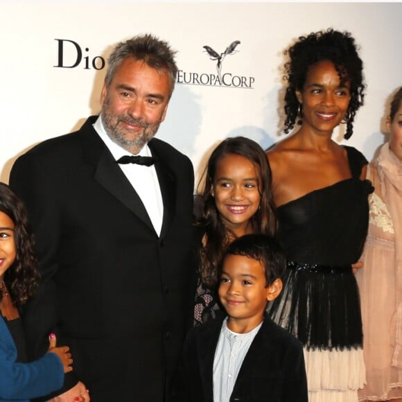 Luc Besson, sa fille Juliette, sa femme Virginie Silla, leurs filles Thalia et Sateen et leur fils Mao à Saint Denis, en France, le 21 septembre 2012