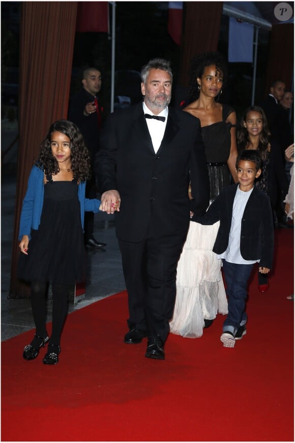 Luc Besson, sa femme Virginie Silla, leurs filles Thalia et Sateen et leur fils Mao à Saint Denis, en France, le 21 septembre 2012