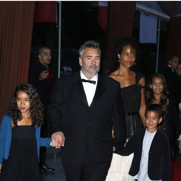 Luc Besson, sa femme Virginie Silla, leurs filles Thalia et Sateen et leur fils Mao à Saint Denis, en France, le 21 septembre 2012