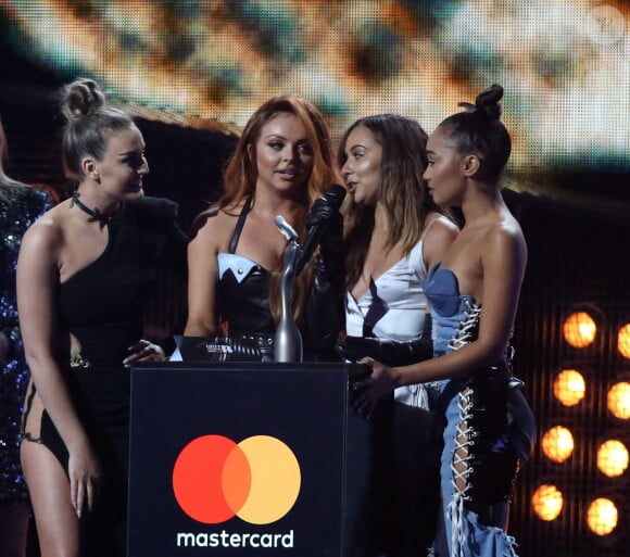 Le groupe Little Mix (Perrie Edwards, Jesy Nelson, Jade Thirlwall, Leigh-Anne Pinnock) reçoit le Best British Single Award à la soirée des Brit Awards 2017 à Londres, le 22 février 2017
