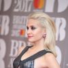 Pixie Lott arrivant aux Brit Awards 2017 à Londres, le 22 février 2017.