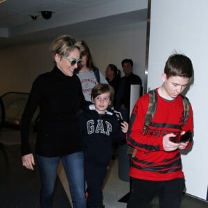 Sharon Stone arrive à l'aéroport de LAX avec ses fils Roan et Laird à Los Angeles le 18 février 2016.