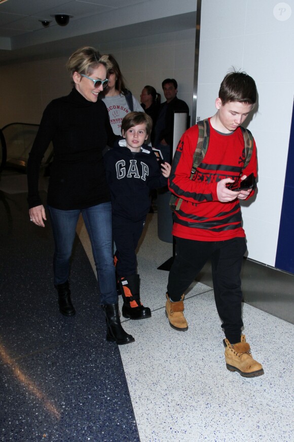 Sharon Stone arrive à l'aéroport de LAX avec ses fils Roan et Laird à Los Angeles le 18 février 2016.