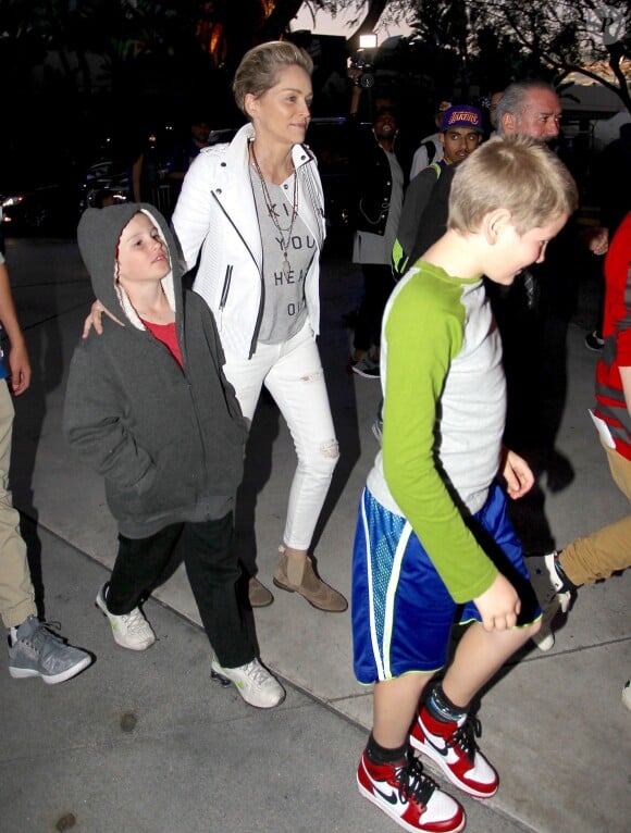 Sharon Stone et ses enfants Quinn et Laird arrivent au Staples Center de Los Angeles pour assister au match de basket Los Angeles Lakers contre Denver Nuggets le 25 Mars 2016.