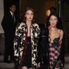 Bella et Gigi Hadid devant leur hôtel lors de la Fashion Week à Milan en Italie, le 22 février 2017.