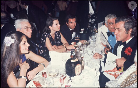 Paul Belmondo, Alain Terzian, Charles Gérard, Jean-Paul Belmondo, Madeleine Belmondo, Florence Belmondo, à Paris en 1977 au Lido