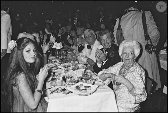 Paul Belmondo, Alain Terzian, Charles Gérard, Jean-Paul Belmondo, Madeleine Belmondo, Florence Belmondo, à Paris en 1977 au Lido