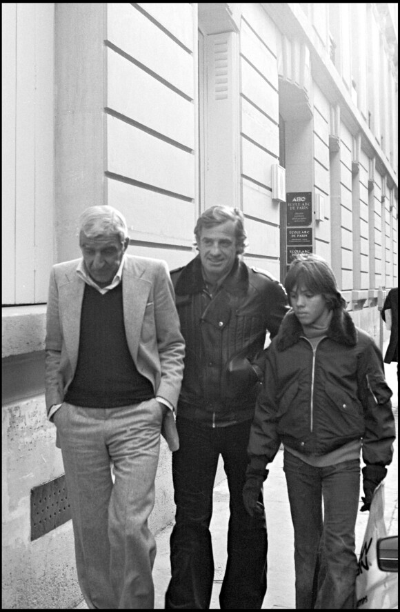 Jean-Paul Belmondo avec son fils Paul et Charles Gérard à Paris en 1977
