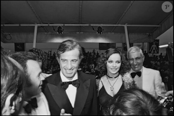 Charles Gérard et Jean-Paul Belmondo avec Laura Antonelli au Festival de Cannes 1974