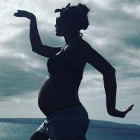 Yelena Noah enceinte : La fille de Yannick officialise en montrant son baby bump