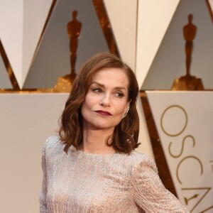 Isabelle Huppert (robe Armani Privé) sur le tapis rouge des Oscars au Dolby Theater, Los Angeles, le 26 février 2017.