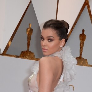 Hailee Steinfeld (robe Ralph & Russo) lors de la cérémonie des Oscars au Dolby Theater, Los Angeles, le 26 février 2017.