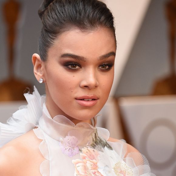Hailee Steinfeld (robe Ralph & Russo) lors de la cérémonie des Oscars au Dolby Theater, Los Angeles, le 26 février 2017.