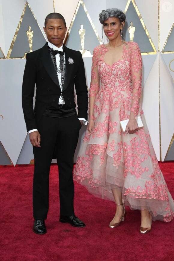 Pharrell Williams et Mimi Valdes sur le tapis rouge des Oscars au Dolby Theater, Los Angeles, le 26 février 2017.