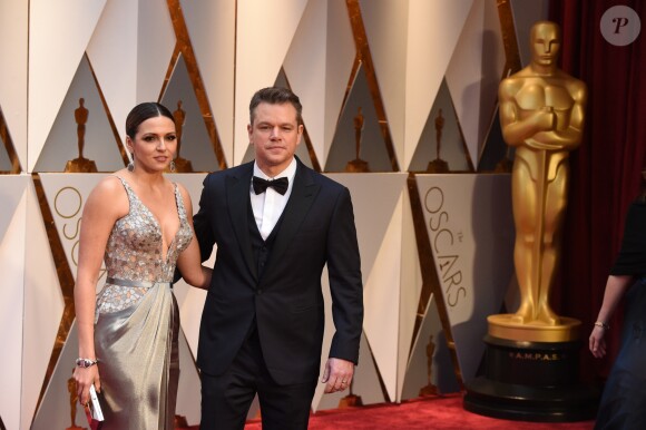 Luciana Barroso et Matt Damon sur le tapis rouge des Oscars au Dolby Theater, Los Angeles, le 26 février 2017.