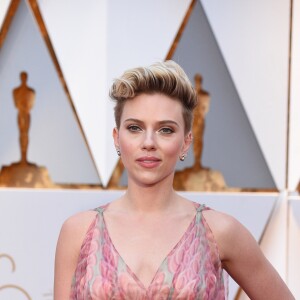 Scarlett Johansson (robe Alaia Azzedine) sur le tapis rouge des Oscars au Dolby Theater, Los Angeles, le 26 février 2017.
