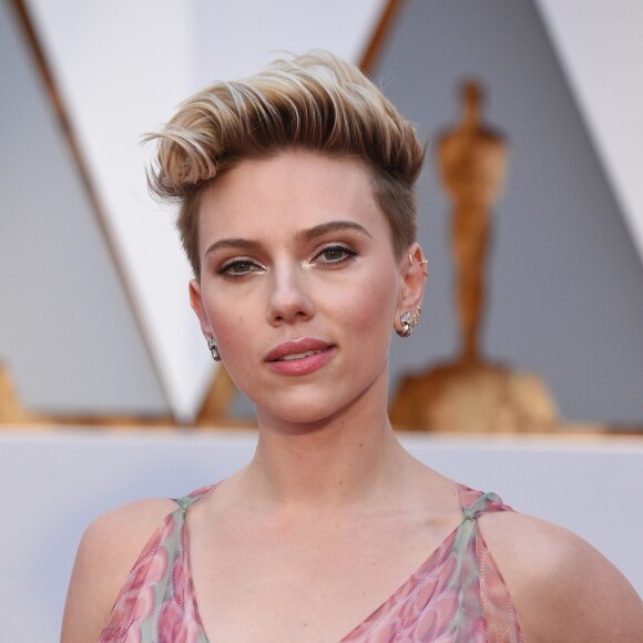 Scarlett Johansson (robe Alaia Azzedine) sur le tapis rouge des Oscars au Dolby Theater, Los Angeles, le 26 février 2017.