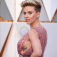 Scarlett Johansson (robe Alaia Azzedine) sur le tapis rouge des Oscars au Dolby Theater, Los Angeles, le 26 février 2017.