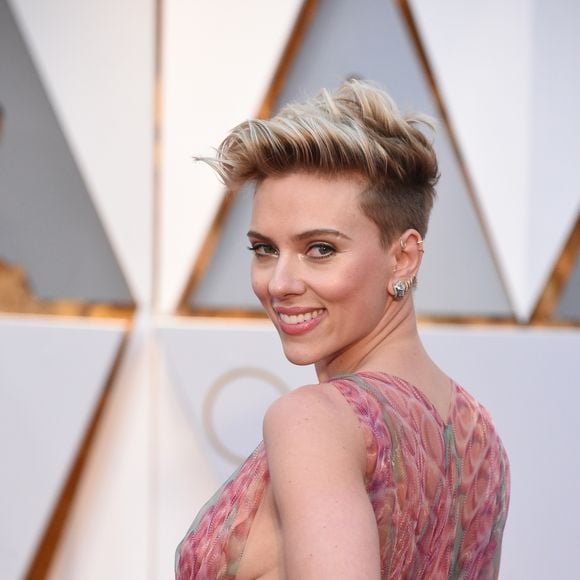 Scarlett Johansson (robe Alaia Azzedine) sur le tapis rouge des Oscars au Dolby Theater, Los Angeles, le 26 février 2017.