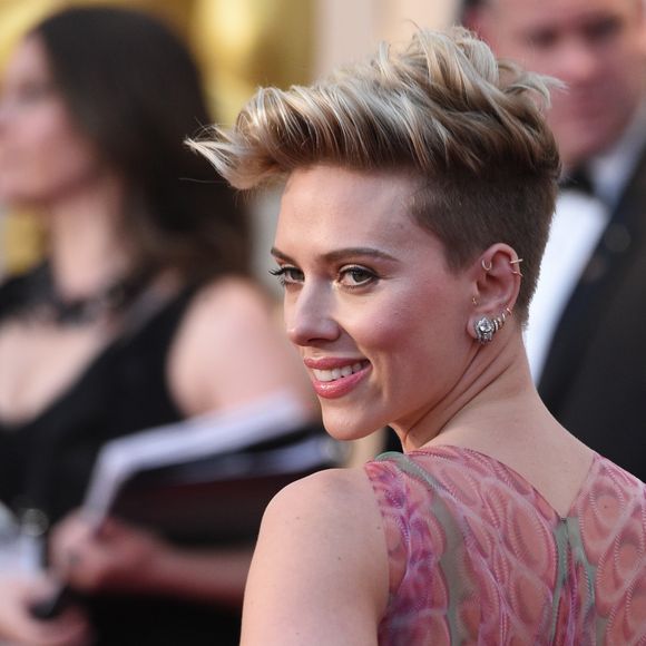 Scarlett Johansson (robe Alaia Azzedine) sur le tapis rouge des Oscars au Dolby Theater, Los Angeles, le 26 février 2017.