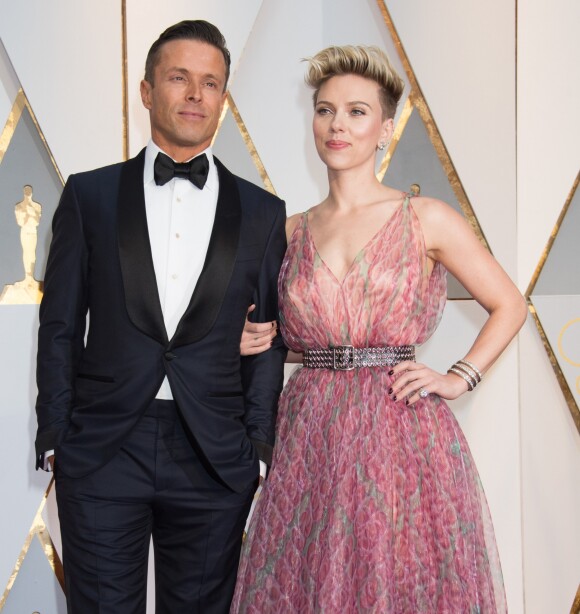 Scarlett Johansson et son agent Joe Machota à la 89ème cérémonie des Oscars au Hollywood & Highland Center à Hollywood, le 26 février 2017