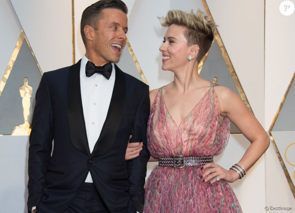 Scarlett Johansson Et Son Agent Joe Machota A La e Ceremonie Des Oscars Au Hollywood Highland Center A Hollywood Le 26 Fevrier 17 Purepeople