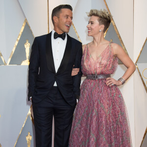 Scarlett Johansson et son agent Joe Machota à la 89ème cérémonie des Oscars au Hollywood & Highland Center à Hollywood, le 26 février 2017