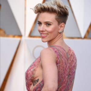 Scarlett Johansson dévoile un sidebood et un tatouage sur le tapis rouge des Oscars au Dolby Theater, Los Angeles, le 26 février 2017.