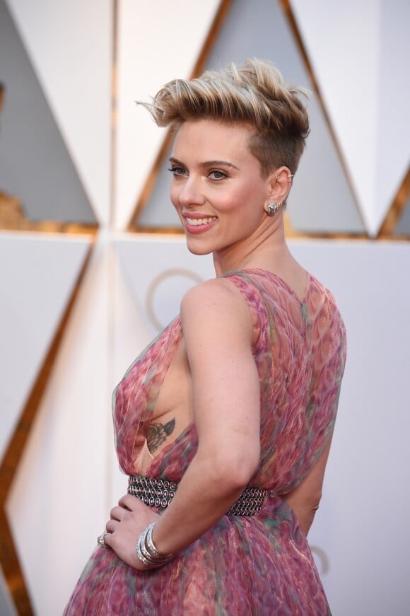 Scarlett Johansson dévoile un sidebood et un tatouage sur le tapis rouge des Oscars au Dolby Theater, Los Angeles, le 26 février 2017.