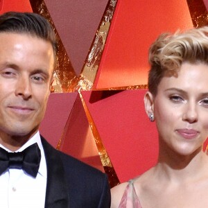 Joe Machoda et Scarlett Johansson sur le tapis rouge des Oscars au Dolby Theater, Los Angeles, le 26 février 2017.