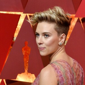 Scarlett Johansson (robe Alaia) sur le tapis rouge des Oscars au Dolby Theater, Los Angeles, le 26 février 2017.