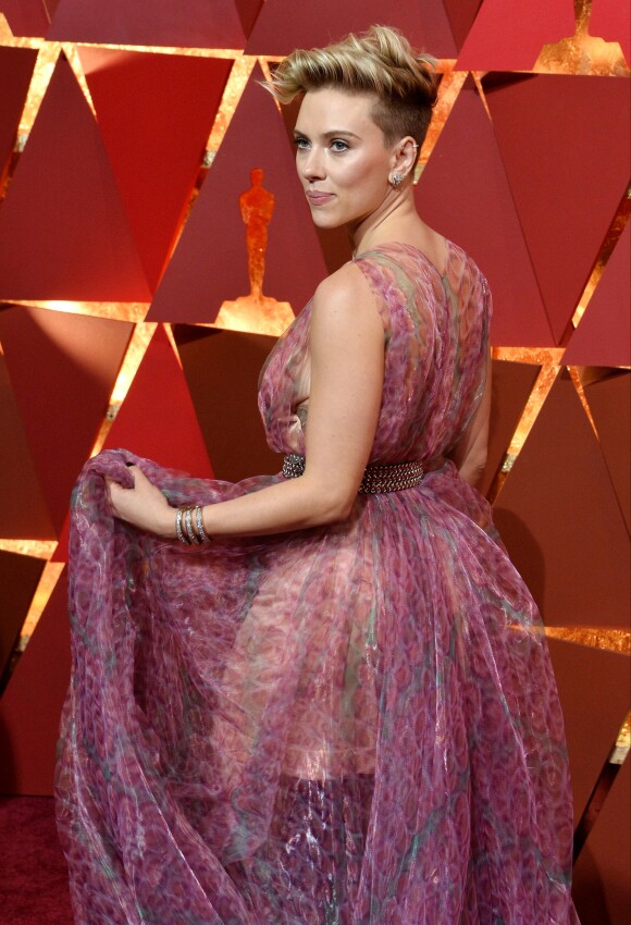 Scarlett Johansson (robe Alaia) sur le tapis rouge des Oscars au Dolby Theater, Los Angeles, le 26 février 2017.