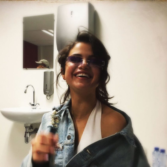 Selena Gomez dans les coulisses du concert de son amoureux The Weeknd à Amsterdam. Photo publiée sur Instagram le 24 février 2017