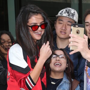 Selena Gomez fait des selfies avec des fans dans la bonne humeur à New York le 8 février 2017.