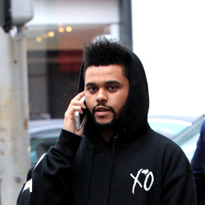 The Weeknd sort de la boutique "Cartier" à Beverly Hills. Los Angeles, le 10 février 2017.