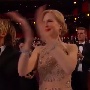 Nicole Kidman applaudissant l'arrivée de Charlize Theron et Shirley MacLaine sur la scène du Théâtre Dolby lors des Oscars à Los Angeles le 26 février 2017