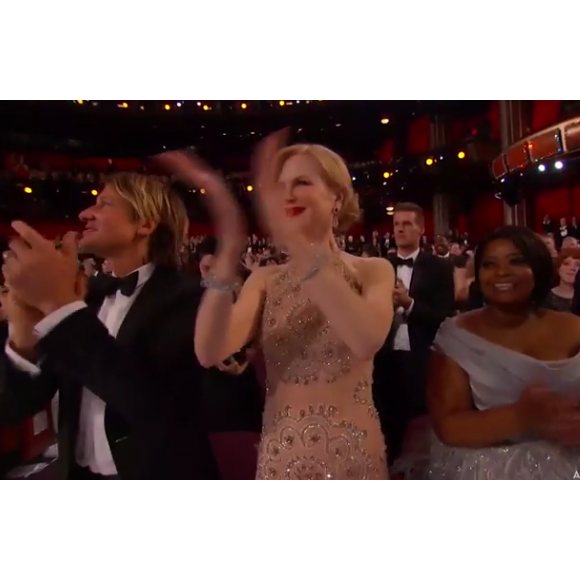 Nicole Kidman applaudissant l'arrivée de Charlize Theron et Shirley MacLaine sur la scène du Théâtre Dolby lors des Oscars à Los Angeles le 26 février 2017